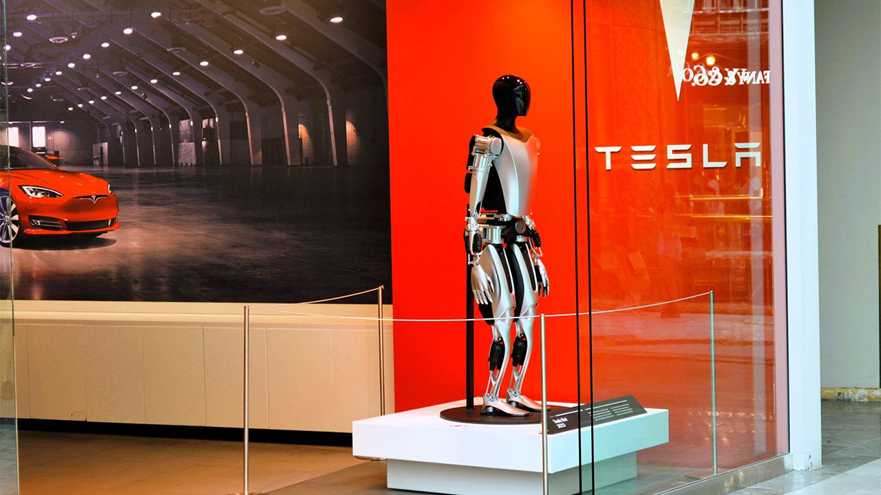 Elon Musk’s Tesla all set to build around 5,00,000 robots in the next 3 years